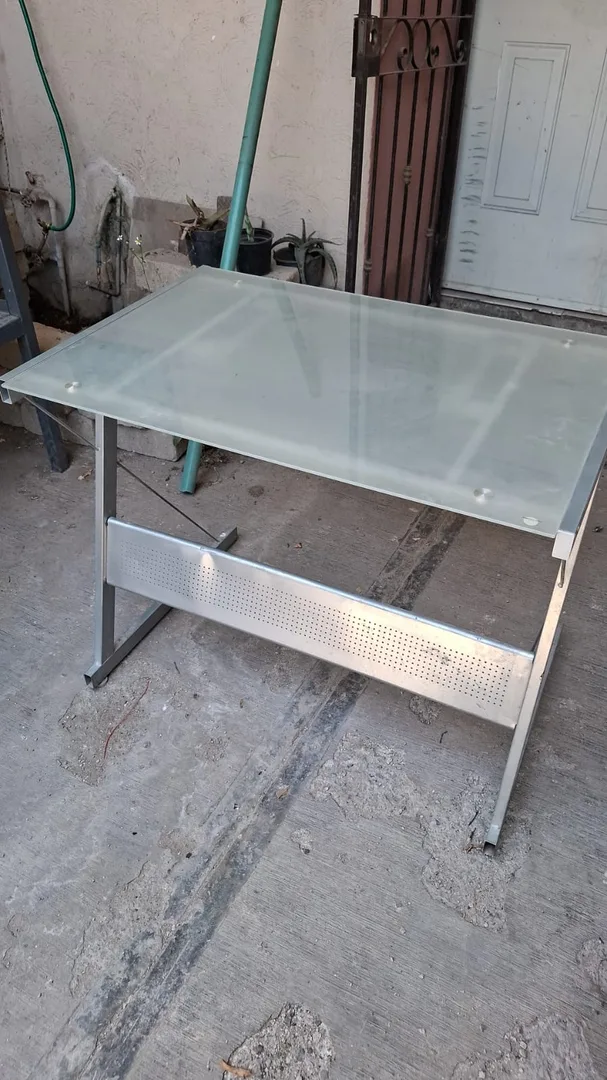 Escritorio con mesa de vidrio templado